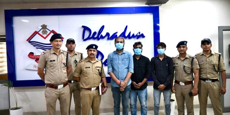देहरादून में अवैध कॉल सेंटर, अमेरिका और कनाडा के लोगों को फ्लाइट बुकिंग के नाम पर ठगने वाले तीन गिरफ्तार