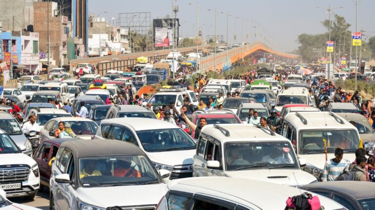 लगातार भीड़ बढ़ने से फिर जाम की चपेट में आया प्रयागराज, सीएम ने अधिकारियों को जारी किए निर्देश 