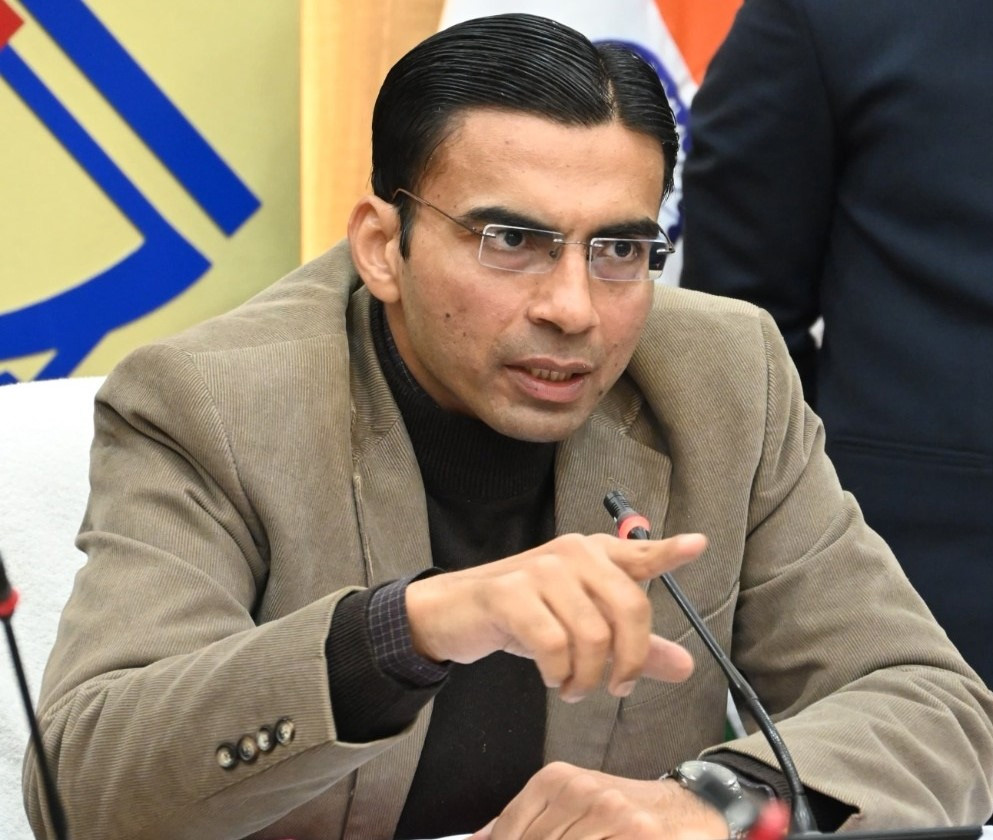 कुछ भी दे लें दलील, जनसुरक्षा की कीमत पर नही कटेगी रोड- डीएम