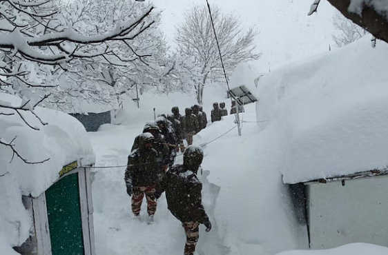 चमोली हिमस्खलन: अब तक 32 मजदूरों को सुरक्षित निकाला, 11 घंटे के बचाव अभियान में एक मिनट भी नहीं रुके हिमवीर