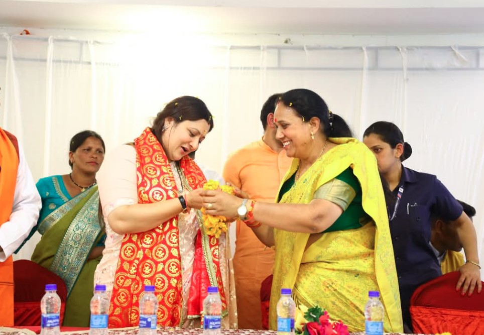 गीता धामी के ऊखीमठ आगमन पर स्थानीय जनता ने किया फूल मालाओ व ढोल नगाडो से भव्य स्वागत