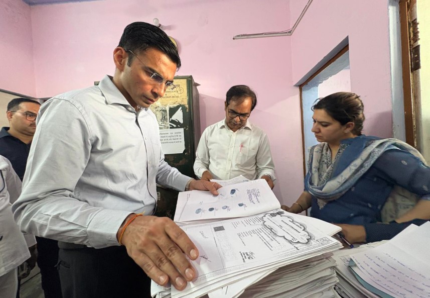 सब रजिस्टार कार्यालय विकासनगर में डीएम का औचक निरीक्षण, पुराने विलेख पत्र जब्त