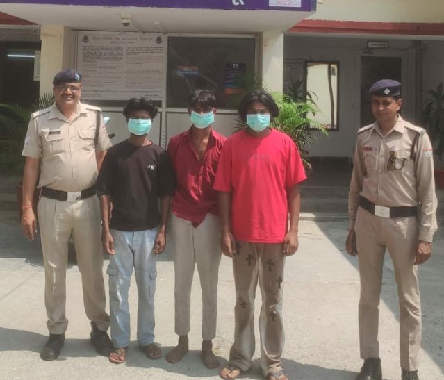 सार्वजनिक स्थान पर उत्पात मचाकर शांति व्यवस्था भंग करने वाले 03 अभियुक्तो को दून पुलिस ने किया गिरफ्तार